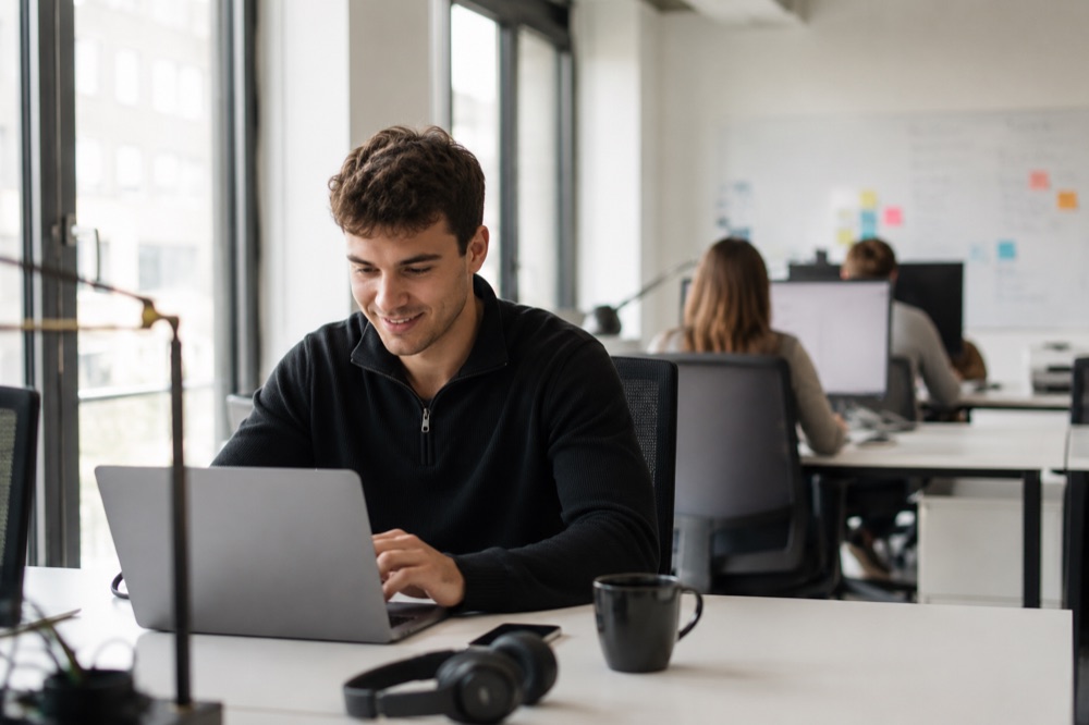 Werkstudent arbeitet am Laptop im Büro